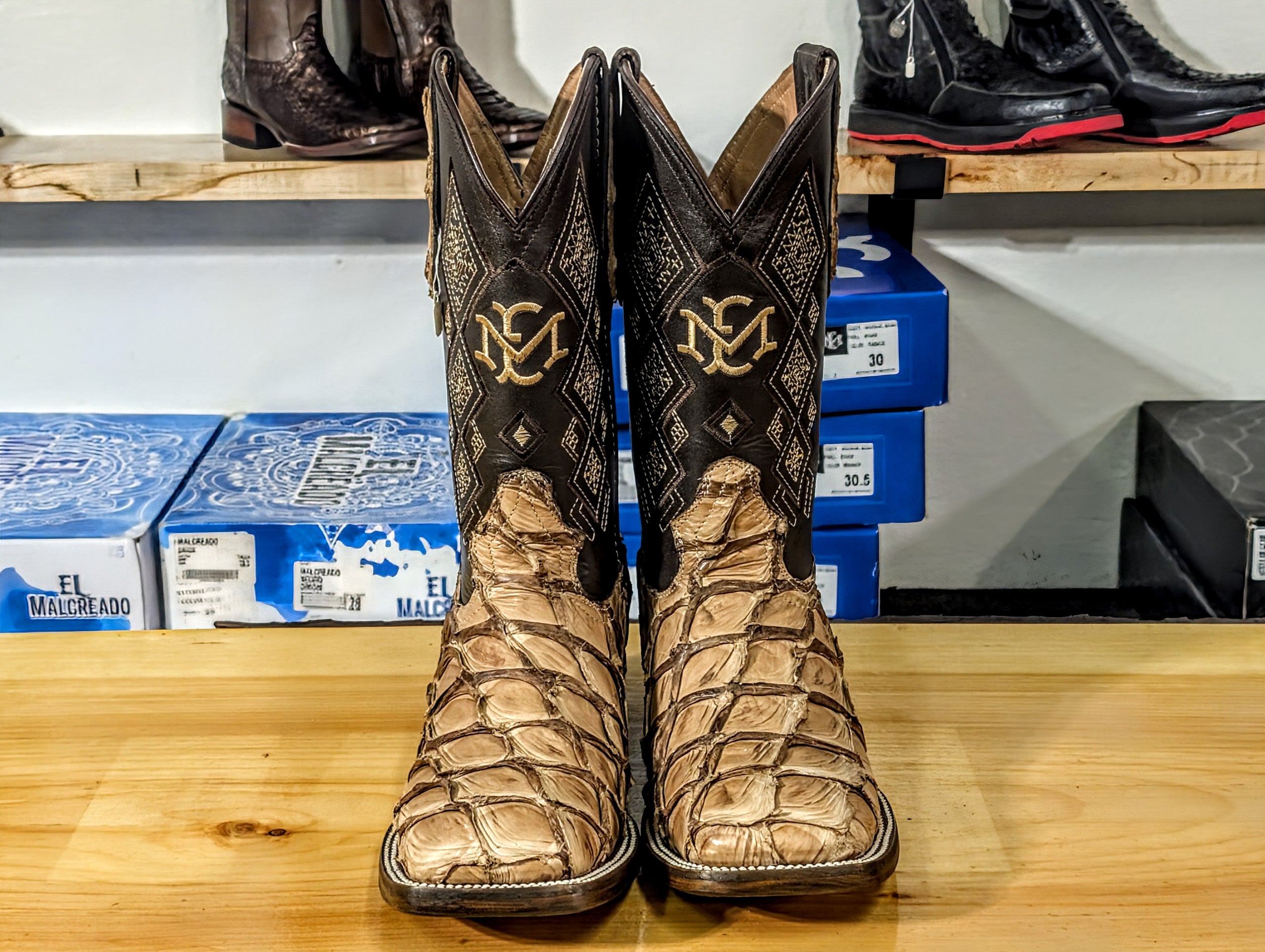 El Malcreado Botas en Pescado Color Tabaco