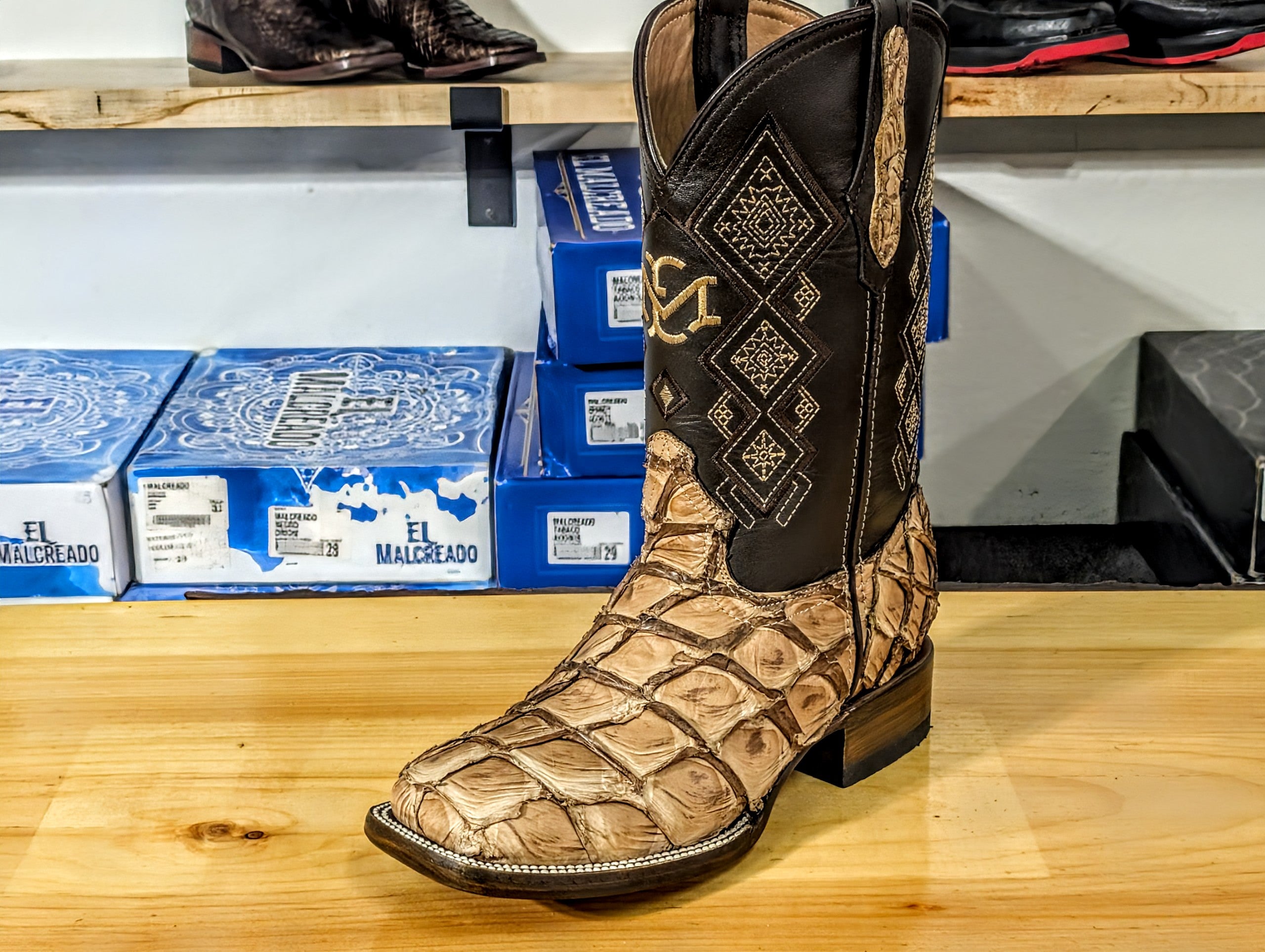 El Malcreado Botas en Pescado Color Tabaco